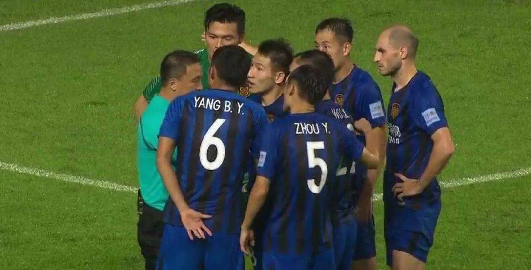  圣埃蒂安德比战现暖心瞬间，两队球员共悼逝者